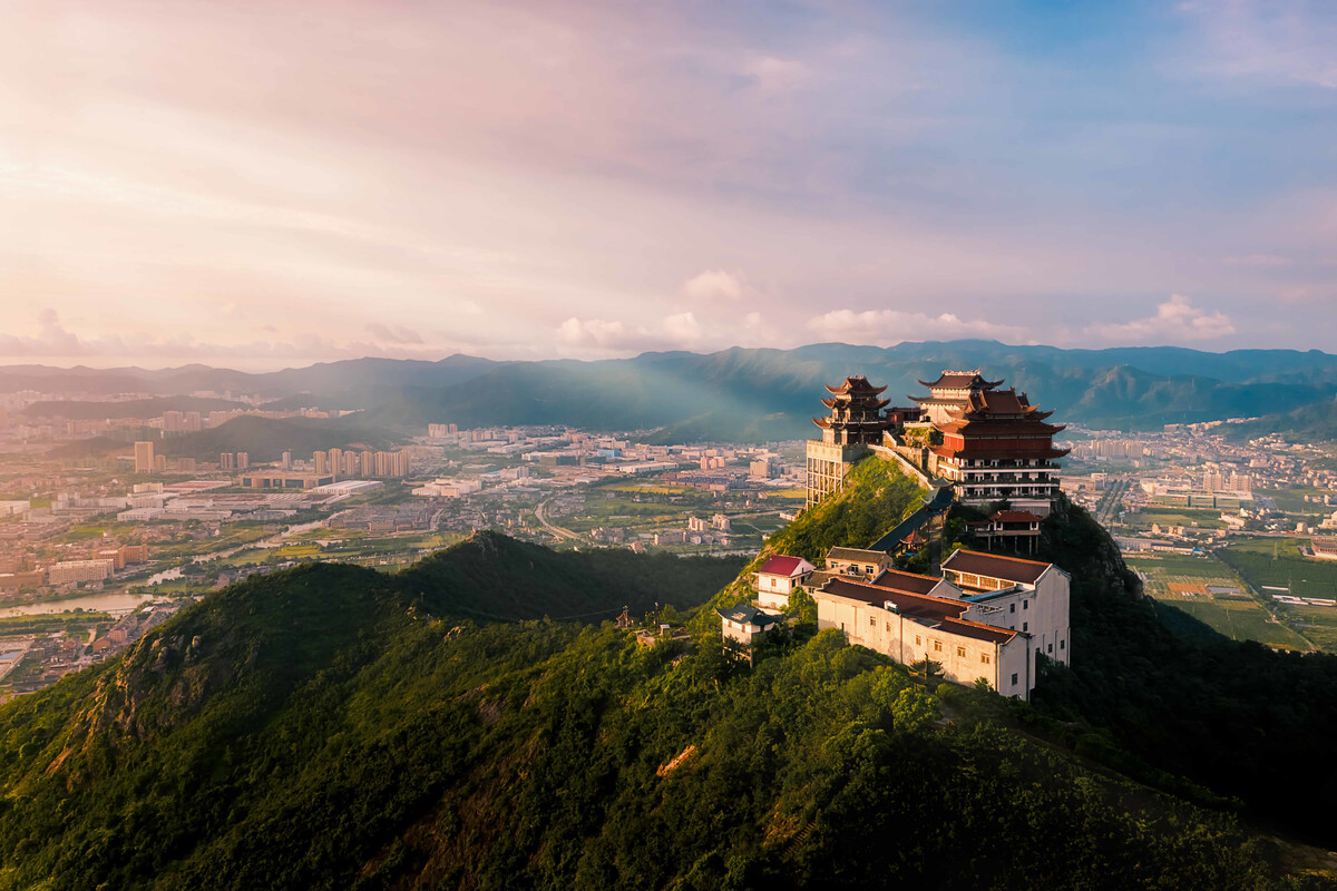 浙江臺(tái)州溫嶺市的樓旗尖,是當(dāng)?shù)氐貥?biāo)性建筑,被稱為小布達(dá)拉宮.當(dāng)天爬